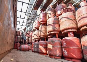 ವಾಣಿಜ್ಯ ಬಳಕೆಯ LPG ಸಿಲಿಂಡರ್‌ ಬೆಲೆ 33.50 ರೂ. ಇಳಿಕೆ !