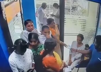 ಬ್ಯಾಂಕ್‌ ನಲ್ಲಿ ಕಳ್ಳಿಯರ ಕೈಚಳಕ, ಸಿಸಿಟಿವಿಯಲ್ಲಿ ಸೆರೆ