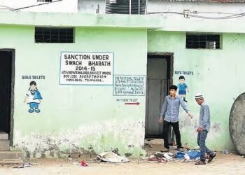 ಸರ್ಕಾರಿ ಶಾಲೆಗಳಲ್ಲಿನ ಶೌಚಾಲಯಗಳನ್ನು ಶಿಕ್ಷಕರು ತೊಳೆಯಬೇಕೆ ?: ರಾಮೋಜಿ ಗೌಡ