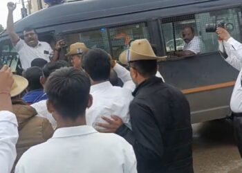 ಒಳ ಮೀಸಲಾತಿಗೆ ಆಗ್ರಹಿಸಿ ಕಪ್ಪು ಪಟ್ಟಿ ಪ್ರದರ್ಶನ | 20ಕ್ಕೂಹೆಚ್ಚು ಮಂದಿ ಬಂಧನ