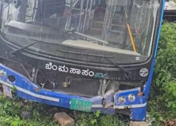 ಬ್ರೇಕ್ ಫೇಲ್ : ಕಂದಕಕ್ಕೆ ಬಿಎಂಟಿಸಿ ಬಸ್‌ !