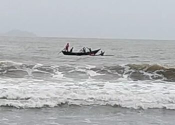 ಸಾಂಪ್ರದಾಯಿಕ ದೋಣಿ ಮುಳುಗಡೆ : ಮೀನುಗಾರರ ರಕ್ಷಣೆ