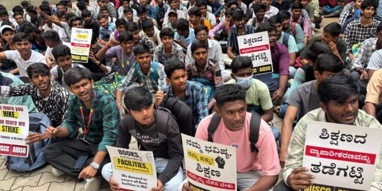 ಶುಲ್ಕ ಏರಿಕೆ | ನೃಪತುಂಗ ವಿಶ್ವವಿದ್ಯಾಲಯದಲ್ಲಿ ವಿದ್ಯಾರ್ಥಿಗಳ ಪ್ರತಿಭಟನೆ !