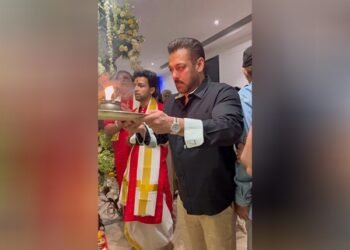 ಕುಟುಂಬದೊಂದಿಗೆ ಗಣೇಶ ಚತುರ್ಥಿ ಆಚರಿಸಿದ ಸಲ್ಮಾನ್ ಖಾನ್: ಆರತಿ ಬೆಳಗಿದ ವಿಡಿಯೋ ವೈರಲ್
