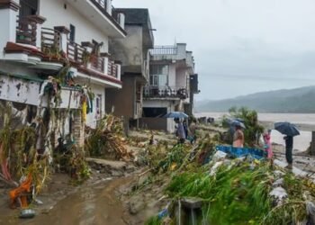 ಕಾಶ್ಮೀರ ಗುಡ್ಡ ಕುಸಿತ | ಒಂದೇ ಕುಟುಂಬದ ಏಳು ಮಂದಿ ಸೇರಿ 11 ಮಂದಿ ಸಾವು !