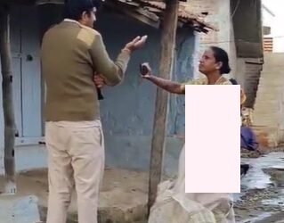 ಪೊಲೀಸರ ಮುಂದೆಯೇ ಸೀರೆ ಬಿಚ್ಚಿ ಮಹಿಳೆ ಅಸಭ್ಯ ವರ್ತನೆ !
