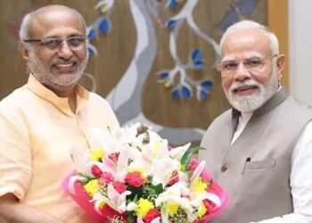 ಪ್ರಧಾನಿಯನ್ನು ಭೇಟಿಯಾದ ಎನ್.ಡಿ.ಎ ಉಪ ರಾಷ್ಟ್ರಪತಿ ಅಭ್ಯರ್ಥಿ ರಾಧಾಕೃಷ್ಣನ್ ನವದೆಹಲಿ : ಆಡಳಿತಾರೂಢ ಎನ್ಡಿಎ ಮೈತ್ರಿಕೂಟ ತಮ್ಮನ್ನು ಉಪರಾಷ್ಟ್ರಪತಿ ಅಭ್ಯರ್ಥಿಯಾಗಿ ಘೋಷಿಸಿದ ಒಂದು ದಿನದ ಬಳಿಕ, ಮಹಾರಾಷ್ಟ್ರ ರಾಜ್ಯಪಾಲ ಸಿ.ಪಿ. ರಾಧಾಕೃಷ್ಣನ್ ಇಂದು (ಸೋಮವಾರ) ಪ್ರಧಾನಿ ನರೇಂದ್ರ ಮೋದಿ ಅವರನ್ನು ಭೇಟಿ ಮಾಡಿದ್ದಾರೆ. ಸಿ.ಪಿ. ರಾಧಾಕೃಷ್ಣನ್ ಎನ್ಡಿಎ ವಿವಿಧ ಸಭೆಗಳಲ್ಲಿ ಭಾಗವಹಿಸಲು ದೆಹಲಿಗೆ ಆಗಮಿಸಿದ್ದು, ಹಲವಾರು ನಾಯಕರನ್ನು ಭೇಟಿಯಾದರು. ಸಭೆಯ ಬಳಿಕ, ಪ್ರಧಾನಿ ನರೇಂದ್ರ ಮೋದಿ ತಮ್ಮ ಅಧಿಕೃತ ಮೈಕ್ರೋಬ್ಲಾಗಿಂಗ್ ಖಾತೆ ʼಎಕ್ಸ್ʼನಲ್ಲಿ ಉಪ ರಾಷ್ಟ್ರಪತಿ ಅಭ್ಯರ್ಥಿಯ ಭೇಟಿಯ ಬಗ್ಗೆ ಪೋಸ್ಟ್ ಮಾಡಿದ್ದಾರೆ. "ಸಿಪಿ. ರಾಧಾಕೃಷ್ಣನ್ ಜಿ ಅವರನ್ನು ಭೇಟಿಯಾದೆ. ಎನ್ಡಿಎ ಉಪರಾಷ್ಟ್ರಪತಿ ಅಭ್ಯರ್ಥಿಯಾಗಿ ಆಯ್ಕೆಯಾಗಿದ್ದಕ್ಕಾಗಿ ನನ್ನ ಶುಭಾಶಯಗಳನ್ನು ತಿಳಿಸಿದೆ” ಎಂದು ಹೇಳಿದ್ದಾರೆ. “ರಾಧಾಕೃಷ್ಣನ್ ಅವರ ಸುದೀರ್ಘ ಸಾರ್ವಜನಿಕ ಸೇವೆ ಮತ್ತು ವಿವಿಧ ಕ್ಷೇತ್ರಗಳಲ್ಲಿನ ಅನುಭವವು ನಮ್ಮ ರಾಷ್ಟ್ರವನ್ನು ಬಹಳವಾಗಿ ಶ್ರೀಮಂತಗೊಳಿಸುತ್ತದೆ. ಅವರು ಸಮರ್ಪಣೆ ಮತ್ತು ದೃಢಸಂಕಲ್ಪದಿಂದ ರಾಷ್ಟ್ರಕ್ಕೆ ಸೇವೆ ಸಲ್ಲಿಸುವುದನ್ನು ಮುಂದುವರಿಸಲಿ" ಎಂದು ಪ್ರಧಾನಿ ಮೋದಿ ಪೋಸ್ಟ್ ಮಾಡಿದ್ದಾರೆ. ರಾಧಾಕೃಷ್ಣನ್ ಅವರು ಆಗಸ್ಟ್ 20 ರಂದು ತಮ್ಮ ನಾಮಪತ್ರ ಸಲ್ಲಿಸುವ ಸಾಧ್ಯತೆಯಿದೆ. ಅಲ್ಲದೆ ಮಂಗಳವಾರ ನಡೆಯಲಿರುವ ಎನ್ಡಿಎ ಸಂಸದೀಯ ಪಕ್ಷದ ಸಭೆಯಲ್ಲಿ ಅವರನ್ನು ಸನ್ಮಾನಿಸುವ ನಿರೀಕ್ಷೆಯಿದೆ ಎಂಬ ಮಾಹಿತಿ ಲಭ್ಯವಾಗಿದೆ.