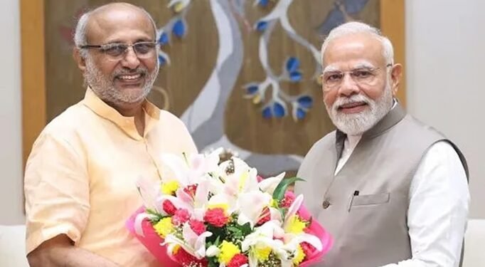 ಪ್ರಧಾನಿಯನ್ನು ಭೇಟಿಯಾದ ಎನ್‌.ಡಿ.ಎ ಉಪ ರಾಷ್ಟ್ರಪತಿ ಅಭ್ಯರ್ಥಿ ರಾಧಾಕೃಷ್ಣನ್‌ ನವದೆಹಲಿ : ಆಡಳಿತಾರೂಢ ಎನ್‌ಡಿಎ ಮೈತ್ರಿಕೂಟ ತಮ್ಮನ್ನು ಉಪರಾಷ್ಟ್ರಪತಿ ಅಭ್ಯರ್ಥಿಯಾಗಿ ಘೋಷಿಸಿದ ಒಂದು ದಿನದ ಬಳಿಕ, ಮಹಾರಾಷ್ಟ್ರ ರಾಜ್ಯಪಾಲ ಸಿ.ಪಿ. ರಾಧಾಕೃಷ್ಣನ್ ಇಂದು (ಸೋಮವಾರ) ಪ್ರಧಾನಿ ನರೇಂದ್ರ ಮೋದಿ ಅವರನ್ನು ಭೇಟಿ ಮಾಡಿದ್ದಾರೆ. ಸಿ.ಪಿ. ರಾಧಾಕೃಷ್ಣನ್ ಎನ್‌ಡಿಎ ವಿವಿಧ ಸಭೆಗಳಲ್ಲಿ ಭಾಗವಹಿಸಲು ದೆಹಲಿಗೆ ಆಗಮಿಸಿದ್ದು, ಹಲವಾರು ನಾಯಕರನ್ನು ಭೇಟಿಯಾದರು. ಸಭೆಯ ಬಳಿಕ, ಪ್ರಧಾನಿ ನರೇಂದ್ರ ಮೋದಿ ತಮ್ಮ ಅಧಿಕೃತ ಮೈಕ್ರೋಬ್ಲಾಗಿಂಗ್‌ ಖಾತೆ ʼಎಕ್ಸ್‌ʼನಲ್ಲಿ ಉಪ ರಾಷ್ಟ್ರಪತಿ ಅಭ್ಯರ್ಥಿಯ ಭೇಟಿಯ ಬಗ್ಗೆ ಪೋಸ್ಟ್ ಮಾಡಿದ್ದಾರೆ. "ಸಿಪಿ. ರಾಧಾಕೃಷ್ಣನ್ ಜಿ ಅವರನ್ನು ಭೇಟಿಯಾದೆ. ಎನ್‌ಡಿಎ ಉಪರಾಷ್ಟ್ರಪತಿ ಅಭ್ಯರ್ಥಿಯಾಗಿ ಆಯ್ಕೆಯಾಗಿದ್ದಕ್ಕಾಗಿ ನನ್ನ ಶುಭಾಶಯಗಳನ್ನು ತಿಳಿಸಿದೆ” ಎಂದು ಹೇಳಿದ್ದಾರೆ. “ರಾಧಾಕೃಷ್ಣನ್ ಅವರ ಸುದೀರ್ಘ ಸಾರ್ವಜನಿಕ ಸೇವೆ ಮತ್ತು ವಿವಿಧ ಕ್ಷೇತ್ರಗಳಲ್ಲಿನ ಅನುಭವವು ನಮ್ಮ ರಾಷ್ಟ್ರವನ್ನು ಬಹಳವಾಗಿ ಶ್ರೀಮಂತಗೊಳಿಸುತ್ತದೆ. ಅವರು ಸಮರ್ಪಣೆ ಮತ್ತು ದೃಢಸಂಕಲ್ಪದಿಂದ ರಾಷ್ಟ್ರಕ್ಕೆ ಸೇವೆ ಸಲ್ಲಿಸುವುದನ್ನು ಮುಂದುವರಿಸಲಿ" ಎಂದು ಪ್ರಧಾನಿ ಮೋದಿ ಪೋಸ್ಟ್ ಮಾಡಿದ್ದಾರೆ. ರಾಧಾಕೃಷ್ಣನ್ ಅವರು ಆಗಸ್ಟ್ 20 ರಂದು ತಮ್ಮ ನಾಮಪತ್ರ ಸಲ್ಲಿಸುವ ಸಾಧ್ಯತೆಯಿದೆ. ಅಲ್ಲದೆ ಮಂಗಳವಾರ ನಡೆಯಲಿರುವ ಎನ್‌ಡಿಎ ಸಂಸದೀಯ ಪಕ್ಷದ ಸಭೆಯಲ್ಲಿ ಅವರನ್ನು ಸನ್ಮಾನಿಸುವ ನಿರೀಕ್ಷೆಯಿದೆ ಎಂಬ ಮಾಹಿತಿ ಲಭ್ಯವಾಗಿದೆ.