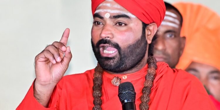 ಧರ್ಮಸ್ಥಳದ ವಿರುದ್ಧ ಪಿತೂರಿ ! | ನಾವೆಲ್ಲರೂ ಒಂದಾಗಬೇಕಿದೆ : ಹೆಗ್ಗಡೆ ಪರ ವಹಿಸಿ ವಚನಾನಂದ ಸ್ವಾಮೀಜಿ