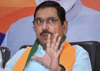 ಸಮೀಕ್ಷೆ ಹೆಸರಿನಲ್ಲಿ ನೈಜ ಸಮಸ್ಯೆಗಳನ್ನು ಮರೆ ಮಾಚುವ ಪ್ರಯತ್ನ| ರಾಜ್ಯ ಸರ್ಕಾರದ ವಿರುದ್ಧ ಪ್ರಹ್ಲಾದ್ ಜೋಶಿ ವಾಗ್ದಾಳಿ