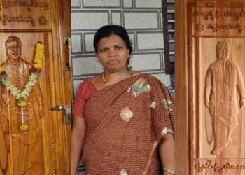 ದ್ವಾರ ಬಾಗಿಲಿನ ಮೇಲೆ ಅಭಿಮಾನ ವ್ಯಕ್ತ | ಗೃಹಲಕ್ಷ್ಮೀ ಯೋಜನೆಗೆ ಮಹಿಳೆ ಕೃತಜ್ಞತೆ