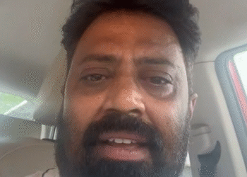 ಚಪ್ಪಲಿಯಿಂದ ಹೊಡೆದುಕೊಂಡ ನಿರ್ದೇಶಕ, ವೀಡಿಯೋ ವೈರಲ್‌