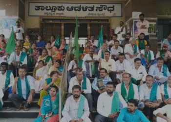ತಾಲೂಕು ಕಚೇರಿಯಲ್ಲಿ ಭ್ರಷ್ಟಾಚಾರ ಆರೋಪ: ರೈತರಿಂದ ಪ್ರತಿಭಟನೆ