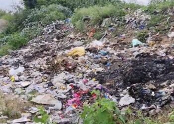 ಸರ್ಕಾರಿ ಆಸ್ಪತ್ರೆಯ ಮೂಟೆಗಟ್ಟಲೆ ಔಷಧಿಗಳು ತಿಪ್ಪೆ ಗುಂಡಿಗೆ | ತನಿಖೆಗೆ ಗ್ರಾಮಾಸ್ಥರ ಆಗ್ರಹ