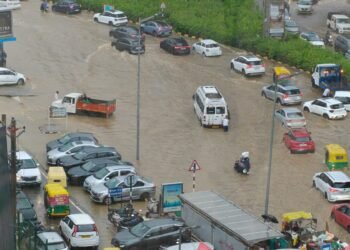 ವರುಣಾರ್ಭಟ: ಮನೆಗಳಿಗೆ ನುಗ್ಗಿದ ಯಮುನಾ ನೀರು, ಗುರುಗ್ರಾಮದಲ್ಲಿ ಕಿಲೋಮೀಟರ್‌ಗಟ್ಟಲೆ ಟ್ರಾಫಿಕ್ ಜಾಮ್