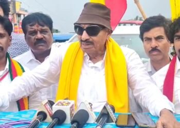 ಕನ್ನಡ ಚಲನಚಿತ್ರಗಳಿಗೆ ಮೊದಲ ಆದ್ಯತೆ ನೀಡಿ | ವಾಟಾಳ್ ಪಕ್ಷದಿಂದ ಪ್ರತಿಭಟನೆ