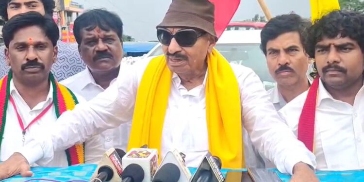 ಕನ್ನಡ ಚಲನಚಿತ್ರಗಳಿಗೆ ಮೊದಲ ಆದ್ಯತೆ ನೀಡಿ | ವಾಟಾಳ್‌ ಪಕ್ಷದಿಂದ ಪ್ರತಿಭಟನೆ
