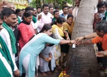 ಇಂಟಿಗ್ರೇಟೆಡ್ ಟೌನ್ ಶಿಪ್ ಯೋಜನೆ: ತೆಂಗಿನಮರಕ್ಕೆ ಹಾಲುತುಪ್ಪು ಬಿಟ್ಟು ವಿರೋಧ ವ್ಯಕ್ತಪಡಿಸಿದ ರೈತರು