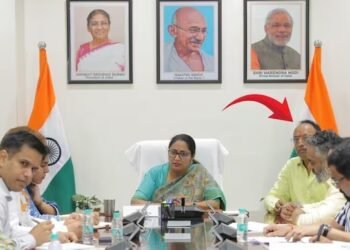 ಸರ್ಕಾರದ ಸಭೆಯಲ್ಲಿ ದಿಲ್ಲಿ ಸಿಎಂ ರೇಖಾ ಗುಪ್ತಾ ಪತಿಯೂ ಭಾಗಿ: “ಫುಲೇರಾ ಪಂಚಾಯತ್” ಎಂದು ಎಎಪಿ ಲೇವಡಿ