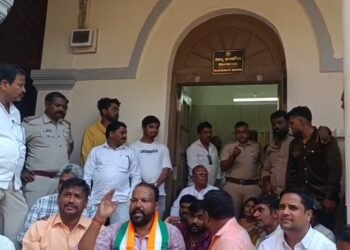 ಸರ್ಕಾರದ ಅನುದಾನ ಬಿಡುಗಡೆಯಲ್ಲಿ ವಿಳಂಬ | ಮೇಯರ್ ಕಚೇರಿಗೆ ಮುತ್ತಿಗೆ ಹಾಕಿದ ಕೈ ಕಾರ್ಯಕರ್ತರು