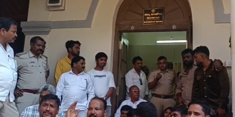 ಸರ್ಕಾರದ ಅನುದಾನ ಬಿಡುಗಡೆಯಲ್ಲಿ ವಿಳಂಬ | ಮೇಯರ್ ಕಚೇರಿಗೆ ಮುತ್ತಿಗೆ ಹಾಕಿದ ಕೈ ಕಾರ್ಯಕರ್ತರು
