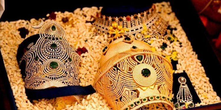 ಕೊಲ್ಲೂರು ದೇಗುಲಕ್ಕೆ ವಜ್ರ ಖಚಿತ ಕಿರೀಟ ಸಹಿತ ಆಭರಣ ಸಮರ್ಪಣೆ