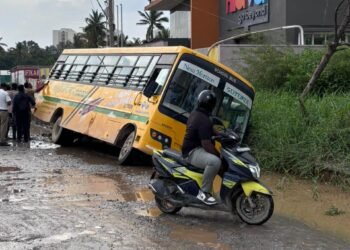 ಬಿಡಿಎ ನಿರ್ಲಕ್ಷ್ಯದಿಂದ ಮೋರಿಗೆ ಇಳಿದ ಶಾಲಾ ವಾಹನ