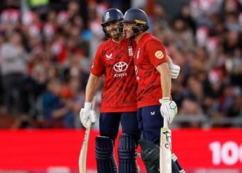 ಸ್ಫೋಟಕ ಶತಕ ಬಾರಿಸಿದ ಆರ್ಸಿಬಿ ಆಟಗಾರ: ಇಂಗ್ಲೆಂಡ್ ಪರ ಹೊಸ ಟಿ20 ದಾಖಲೆ!