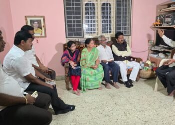 ಚಿತ್ರದುರ್ಗ ರೇಣುಕಸ್ವಾಮಿ ಟಿ.ರಘುಮೂರ್ತಿ ಬೇಟಿ| ಕುಟುಂಬಸ್ಥರ ಯೋಗಕ್ಷೇಮ ವಿಚಾರಣೆ
