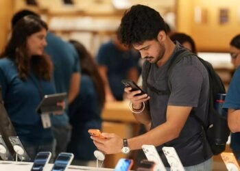 ಭಾರತದಲ್ಲಿ ಐಫೋನ್ 17 ಬಿಡುಗಡೆ: ಹೊಸ ಫೋನ್‌ಗಾಗಿ ಮುಗಿಬಿದ್ದ ಜನ, ಮುಂಬೈನಲ್ಲಿ ಗದ್ದಲ