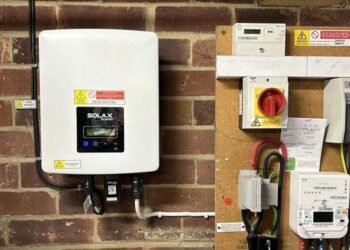 ನಿಮ್ಮ ಎಲೆಕ್ಟ್ರಿಕ್ ವಾಹನಕ್ಕೆ ಸೋಲಾರ್ ಚಾರ್ಜಿಂಗ್  ಹೇಗೆ ಮಾಡಿಸಬಹುದು: ಇಲ್ಲಿದೆ ಸಂಪೂರ್ಣ ವಿವರ