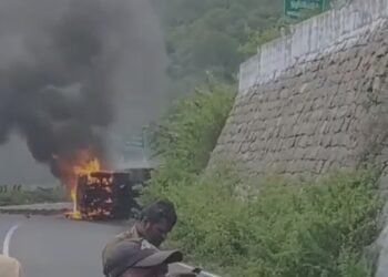 ದಿಂಬಂ ಘಾಟ್ ನಲ್ಲಿ ಪಲ್ಟಿಯಾಗಿ ಹೊತ್ತಿ ಉರಿದ ಪಿಕಪ್ ವಾಹನ