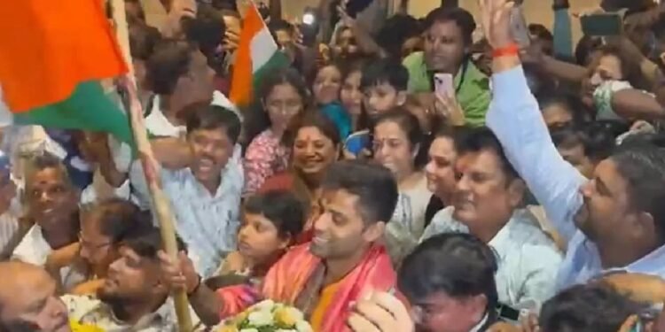 ಏಷ್ಯಾಕಪ್ ಹೀರೋ ಸೂರ್ಯಕುಮಾರ್‌ಗೆ ಭವ್ಯ ಸ್ವಾಗತ, ಸಂಭಾವನೆ ಸೇನೆಗೆ ಅರ್ಪಣೆ