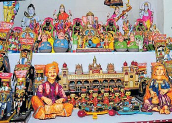 ದಸರಾ ಹಬ್ಬಕ್ಕೆ ಕ್ಷಣಗಣನೆ| ಮಾರುಕಟ್ಟೆಯಲ್ಲಿ ನವದುರ್ಗೆಯರ ದರ್ಬಾರ್ ಶುರು