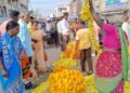 ಆಯುಧ ಪೂಜೆ- ವಿಜಯದಶಮಿ ಆಚರಣೆಗೆ ನಗರ ಸಜ್ಜು| ಮಾರುಕಟ್ಟೆಯಲ್ಲಿ ಬಿರುಸಿನ ವ್ಯಾಪಾರ