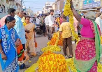 ಆಯುಧ ಪೂಜೆ- ವಿಜಯದಶಮಿ ಆಚರಣೆಗೆ ನಗರ ಸಜ್ಜು| ಮಾರುಕಟ್ಟೆಯಲ್ಲಿ ಬಿರುಸಿನ ವ್ಯಾಪಾರ