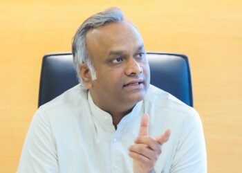 ಮಗು ಚಿವುಟುವವರೂ, ತೊಟ್ಟಿಲು ತೂಗುವವರೂ ನೀವೆ : ಬಿಜೆಪಿ ವಿರುದ್ಧ ಪ್ರಿಯಾಂಕ್‌ ಆಕ್ರೋಶ