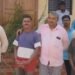 ರಸ್ತೆ ದುರಸ್ತಿ ಮಾಡದ ಹಿನ್ನೆಲೆ| ಗ್ರಾಮ ಸೌಧಕ್ಕೆ ಮುಳ್ಳಿನ ಬೇಲಿ : ವಿನೂತನ ಪ್ರತಿಭಟನೆ