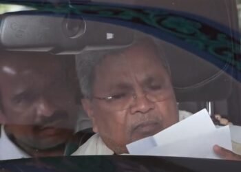 ಸಿಎಂ ಸಿದ್ದರಾಮಯ್ಯ ಕಾರಲ್ಲಿ ಬಿಜೆಪಿ MLC ​ ರವಿಕುಮಾರ್ ಪ್ರತ್ಯಕ್ಷ!