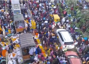 ಇಂದು ದೇಶದೆಲ್ಲೆಡೆ ಆಯುಧ ಪೂಜೆ ಸಂಭ್ರಮ| ಸಿಲಿಕಾನ್ ಸಿಟಿಯಲ್ಲಿ ಖರೀದಿಗೆ ಮುಗಿಬಿದ್ದ ಜನ