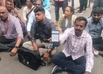 ಬೆಂಗಳೂರಿನಲ್ಲಿ ಮೊದಲ ದಿನವೇ ಸಮೀಕ್ಷೆಗೆ ವಿಘ್ನ| ಗೊಂದಲ ಪರಿಹರಿಸುವಂತೆ ಗಣತಿದಾರರ ಆಗ್ರಹ