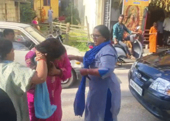 ಕೋಟಿ ಕೋಟಿ ಹಣ ವಂಚನೆ | ನಡು ರಸ್ತೆಯಲ್ಲೇ ಲೇಡೀಸ್ ಡ್ರೆಸ್ ಮೇಕರ್ಗೆ ಹಿಗ್ಗಮುಗ್ಗ ತಳಿಸಿದ ಗ್ರಾಹಕರು