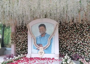 ಪುನೀತ್ ರಾಜಕುಮಾರ್ ಅವರ 4ನೇ ಪುಣ್ಯಸ್ಮರಣೆ| ಅಪ್ಪು ಸಮಾಧಿಗೆ ಪೂಜೆ ಸಲ್ಲಿಸಿದ ದೊಡ್ಮನೆ ಕುಟುಂಬ