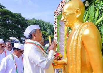 156ನೇ ಗಾಂಧಿ ಜಯಂತಿ – ಮೈಸೂರಿನಲ್ಲಿರುವ ಗಾಂಧಿ ಪ್ರತಿಮೆಗೆ ಸಿಎಂ ಸಿದ್ದರಾಮಯ್ಯ ಪುಷ್ಪ ನಮನ!