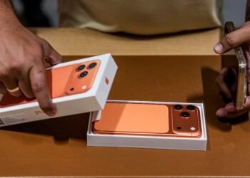 ಇಎಂಐನಲ್ಲಿ ಐಫೋನ್ ಖರೀದಿಸಿದ್ದೀರಾ? ಕಂತು ತಪ್ಪಿಸಿದರೆ ನಿಮ್ಮ ಮೊಬೈಲ್ ಲಾಕ್ ಆಗಬಹುದು!