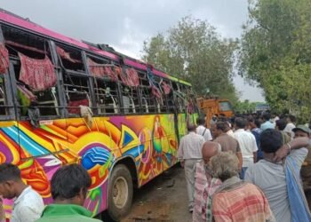 ಕೋಲಾರದಲ್ಲಿ ಭೀಕರ ಅಪಘಾತ; ಮದುವೆ ಮುಗಿಸಿ ಹೊರಟ್ಟಿದ್ದ ಬಸ್ ಪಲ್ಟಿ, 30 ಮಂದಿಗೆ ಗಾಯ!