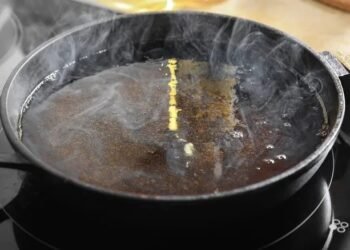 ಮಲಗಿದ್ದ ಪತಿಯ ಮೇಲೆ ಕುದಿಯುವ ಎಣ್ಣೆ ಸುರಿದು ಕೊಲೆಗೆ ಯತ್ನಿಸಿದ ಕಿರಾತಕಿ!