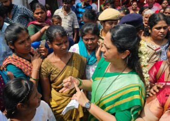 Dr. Nagalakshmi Chaudhary visits and inspects the place where the Anekal Kole Basava nomadic community is located