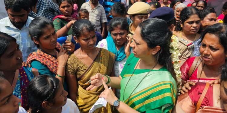 Dr. Nagalakshmi Chaudhary visits and inspects the place where the Anekal Kole Basava nomadic community is located