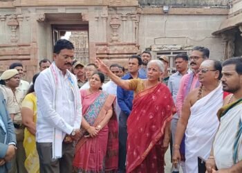 ಹಂಪಿಯ ವಿರೂಪಾಕ್ಷ ಸನ್ನಿಧಿಗೆ ಭೇಟಿ ನೀಡಿದ ನಿರ್ಮಲಾ ಸೀತಾರಾಮನ್: ದೇಶದ ಒಳಿತಿಗಾಗಿ ಪೂಜೆ!